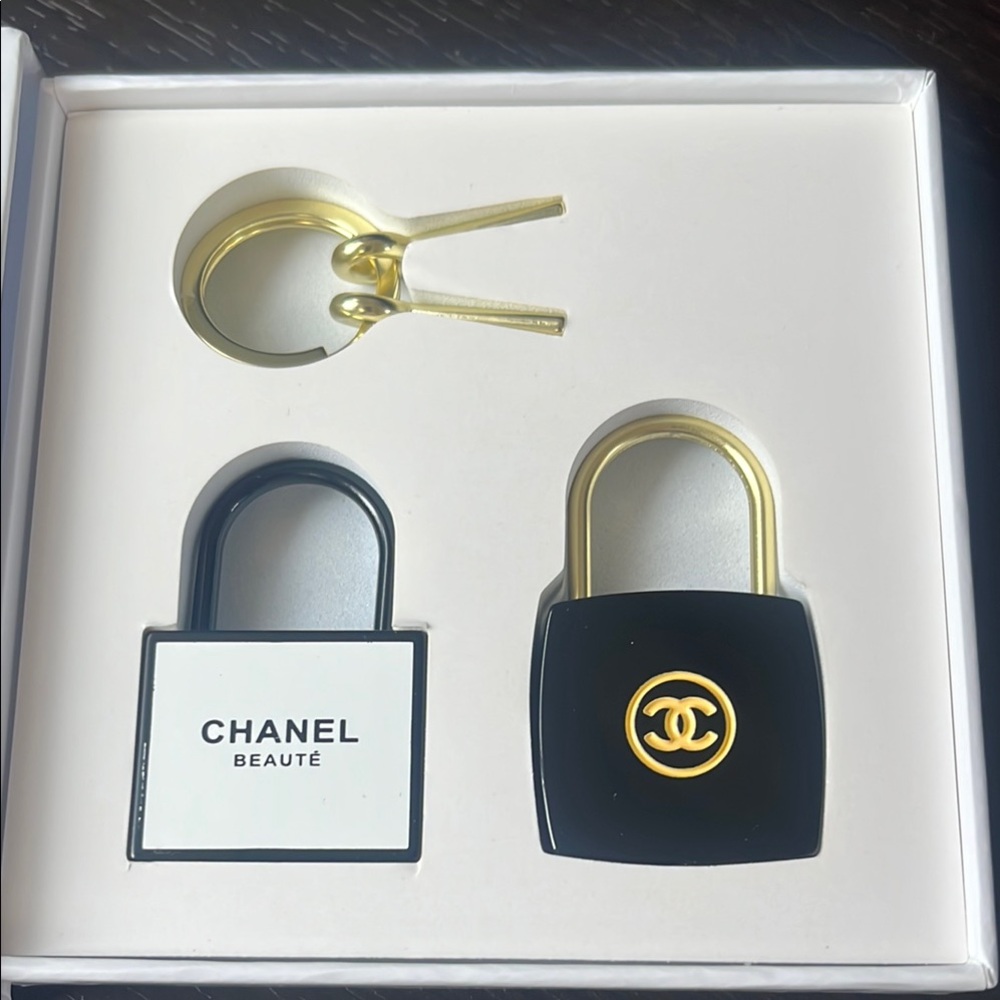 Chanel Beauté Black and Gold Padlock Duo